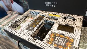 What is inside the Stiiizy 4/20 kit